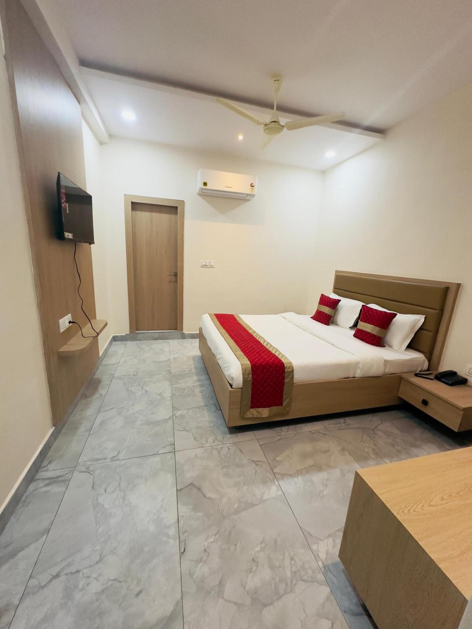 Karimnagar Hotel Raga מראה חיצוני תמונה