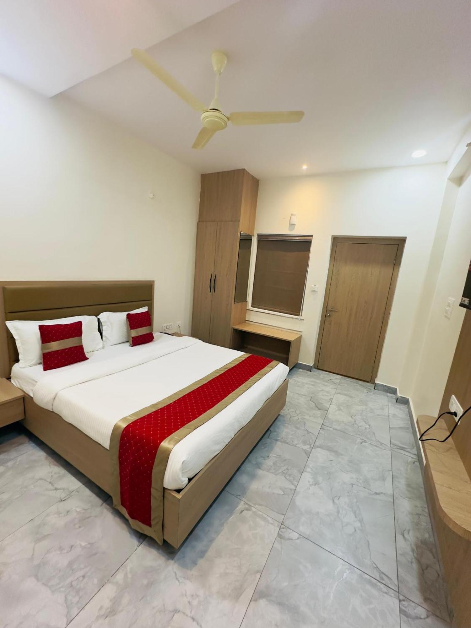Karimnagar Hotel Raga מראה חיצוני תמונה