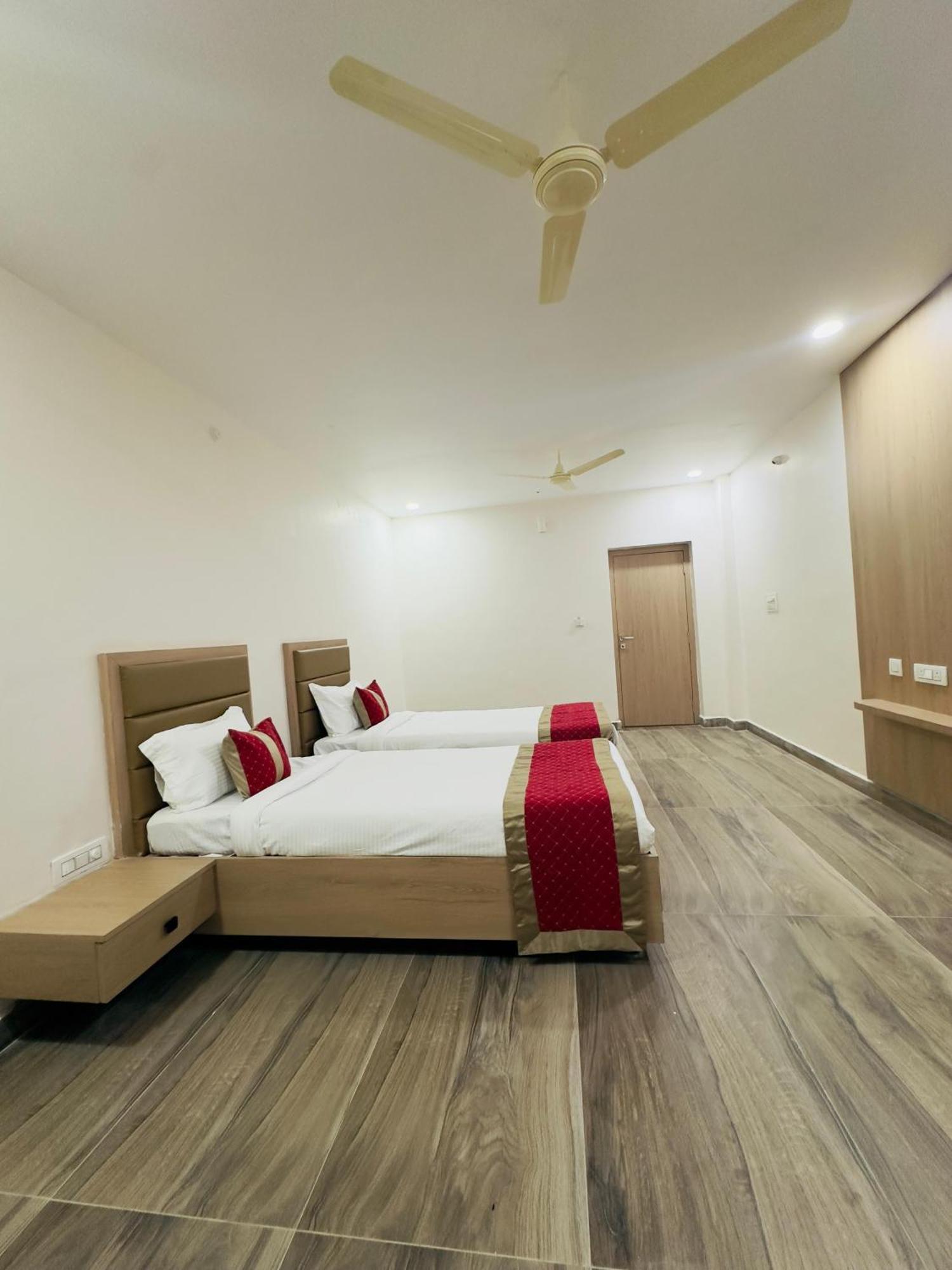 Karimnagar Hotel Raga מראה חיצוני תמונה